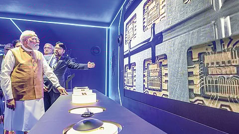 குஜராத் மாநிலம் அகமதாபாத் மாவட்டத்தில் உள்ள சனந்தில் கெய்ன்ஸ் செமி கண்டக்டர் ஆலையை நேற்று திறந்து வைத்த பிரதமர் மோடி உற்பத்தி செயல்பாடுகளை ஆர்வத்துடன் கேட்டறிந்தார்.படம்: பிடிஐ