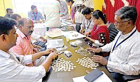 சென்னை வில்லிவாக்கம் தொகுதியில் சுயேச்சை வேட்பாளர் கந்தசாமி, டெபாசிட் தொகையை நாணயங் களாக செலுத்தினார். அவற்றை எண்ணும் பணியில் ஈடுபட்ட தேர்தல் அலுவலர்கள். படம்; ம.பிரபு