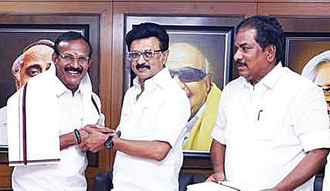 சென்னையில்  முதல்வர் ஸ்டாலின் முன்னிலையில் திமுகவில் இணைந்த முன்னாள் எம்எல்ஏ கே.தமிழரசன். உடன், அமைச்சர் பி.மூர்த்தி.