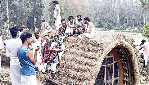 ஊட்டி அருகே உள்ள மார்லிமந்தில் தோடர் பழங்குடியினர் கோயில் கூரை வேய்து நார்ஸ்னர்ஸ் எனபடும் கும்பாபிஷேக திருவிழா நடத்தப்பட்டது.