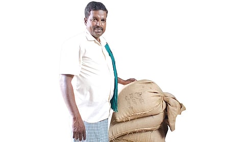 விதை நெல் மூட்டையுடன் அலெக்ஸாண்டர்