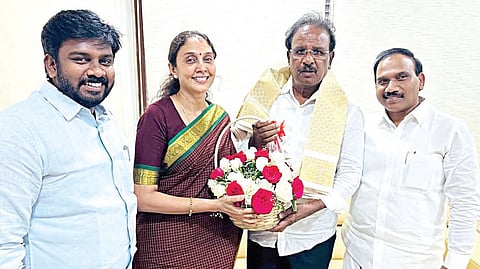 தாம்பரம் எம்எல்ஏ எஸ்.ஆர்.ராஜாவை சந்தித்து வாழ்த்து பெற்ற திமுக வேட்பாளர் கிருத்திகா தேவி. உடன் ஆ.ராசா, எம்.பி