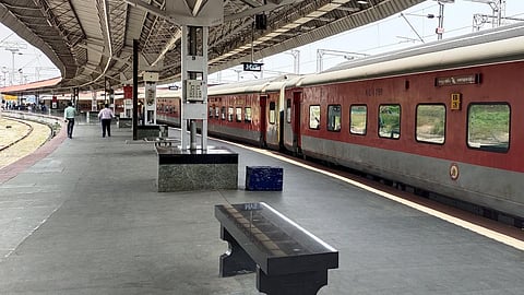 இரண்டாவது பட்டியல் தயாரிக்கும் வரை முன்பதிவு பயணிகள் ரயில் ஏறும் இடத்தை மாற்றும் முறை அமல்