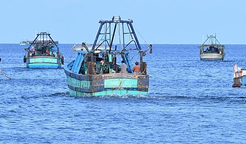 தமிழகம், புதுவை மீனவர்கள் 25 பேரை விடுவித்தது இலங்கை