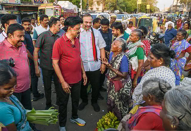 <div class="paragraphs"><p>பெண்களிடம் வாக்கு சேகரிப்பு</p></div>