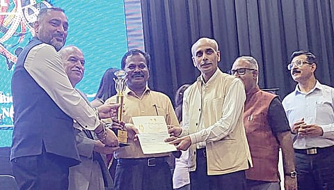 உத்தரப் பிரதேச மாநிலம் கிரேட்டர் நொய்டாவில் உள்ள கவுதம புத்தா பல்கலைக்கழகத்தில் நடைபெற்ற கல்வி திரைப்பட விழாவில், "பாவை கூத்து - மறந்துபோன மேடை நாடகம்" என்ற ஆவண படத்துக்காக சிறந்த பட விருதை அண்ணா பல்கலைக்கழக கல்வி பல்லூடக ஆராய்ச்சி மைய இயக்குநர் எஸ்.அருள்செல்வன் பெற்றுக்கொண்டார்.