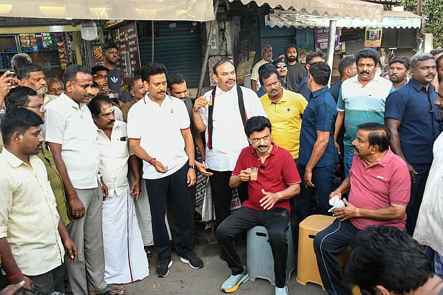 <div class="paragraphs"><p>பாலக்கரை பரக்கத் டீக்கடையில் டீ குடித்த முதல்வர் மு.க. ஸ்டாலின்.</p></div>