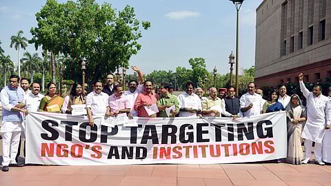 வெளிநாட்டு பங்களிப்பு மசோதா: எதிர்க்கட்சிகள் ஆர்ப்பாட்டம்