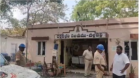 காவல் நிலையத்தில் வெடி விபத்து: 4 ஆந்திர போலீஸார் படுகாயம்