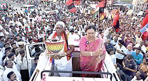 தேமுதிக வேட்பாளர்களை ஆதரித்து நேற்று திருத்தணியில் கட்சியின் பொதுச்செயலாளர் பிரேமலதா கையில் வெள்ளி வேலை ஏந்தி பிரச்சாரத்தை தொடங்கினார்.