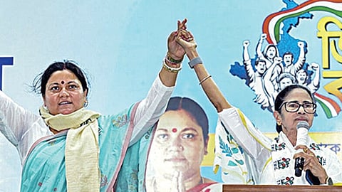 மேற்கு வங்கம் மால்டா மாவட்டத்தில் நேற்று தேர்தல் பிரச்சாரத்தில் ஈடுபட்ட முதல்வர் மம்தா பானர்ஜி, பைஸ்னாப் நகர் தொகுதி வேட்பாளர் சந்தானா சர்காரை ஆதரித்து பேசினார். படம்: பிடிஐ