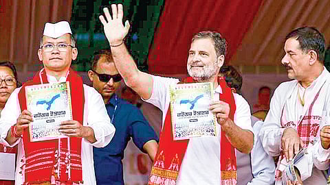 பொகாஜன் நகரில் நேற்று நடைபெற்ற பொதுக்கூட்டத்தில், ராகுல் காந்தி காங்கிரஸ் கட்சியின் தேர்தல் அறிக்கையை வெளியிட்டார். படம்: பிடிஐ