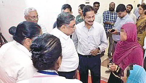 சிறுமியிடம் நலம் விசாரிக்கும் டீன் சாந்தாராமன் உள்ளிட்ட மருத்துவர்கள்.