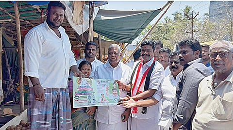 செங்கல்பட்டு மார்க்கெட் பகுதியில் வியாபாரிகளிடம் வாக்கு சேகரிக்கும் அதிமுக வேட்பாளர் கஜேந்திரன்.