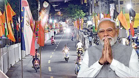 புதுச்சேரிக்கு இன்று பிரதமர் மோடி வருவதையொட்டி, அணணா சாலையின் இருபுறமும் தடுப்புகள் வைக்கப்பட்டுள்ளது. பாஜக, என்.ஆர்.காங்கிரஸ், அதிமுக கட்சிக் கொடிகள் கட்டப்பட்டுள்ளன. | படம்: எம்.சாம்ராஜ் |