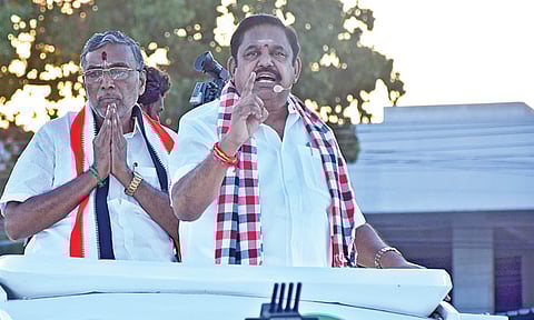 தருமபுரி வள்ளலார் திடலில் நடந்த தேர்தல் பிரச்சார நிகழ்ச்சியில் தேசிய ஜனநாயக கூட்டணி வேட்பாளர்களை ஆதரித்து அதிமுக பொதுச் செயலாளர் பழனிசாமி வாக்கு சேகரித்தார்.