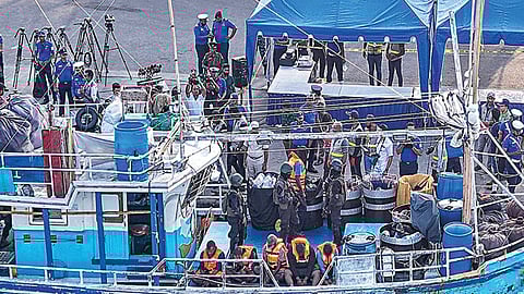 பறிமுதல் செய்யப்பட்ட ஹெராயின் போதைப்பொருள்  கடத்திய படகு.