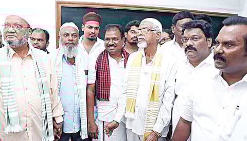 இஸ்லாமிய சமூக பிரமுகர்களிடம் வாக்கு சேகரித்த சோழிங்க நல்லூர் தொகுதி திமுக வேட்பாளர் எஸ்.அரவிந்த் ரமேஷ்.