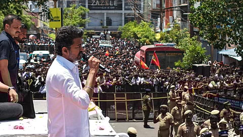 திருச்சியில் விஜய் பிரச்சாரத்தால் பள்ளி அருகே இடையூறு: 10-ம் வகுப்பு தேர்வு எழுத 30 நிமிடங்கள் கூடுதல் அவகாசம்