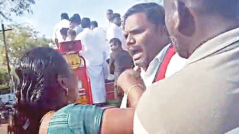 திருச்செந்தூர் அருகே உள்ள கல்விளை கிராமத்தில் வாக்கு சேகரிக்கச் சென்ற அனிதா ராதாகிருஷ்ணன் மற்றும் திமுகவினரிடம் ஏன் வாக்குறுதிகளை நிறைவேற்றவில்லை எனக் கேள்வி கேட்டு  பெண்கள் வாக்குவாதம் செய்தனர்.