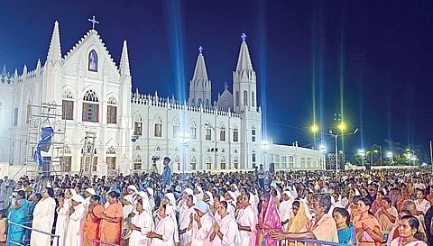 வேளாங்கண்ணி புனித ஆரோக்கிய மாதா பேராலயத்தில் நேற்று நடைபெற்ற புனித வெள்ளி வழிபாட்டில் பங்கேற்றோர்.