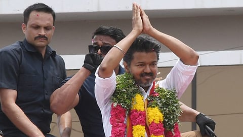 தவெக பிரச்சார கூட்டத்தில் பங்கேற்ற விஜய். படம்: எம்.சாம்ராஜ்