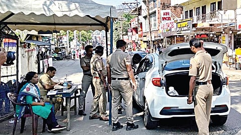 தமிழக-கேரள எல்லையான குமுளி பகுதியில் வாகனச் சோதனையில் ஈடுபட்ட காவல்துறையினர்.