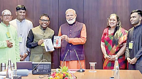 பிரதமர் மோடியுடன்  இசையமைப்பாளர் ரமேஷ் விநாயகம் குடும்பத்தினர்.