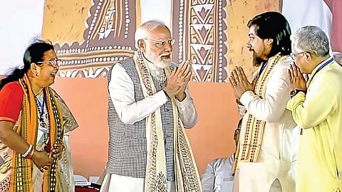 மேற்கு வங்க தேர்தலையொட்டி கூச் பெஹாரில் நேற்று நடைபெற்ற பிரம்மாண்ட பொதுக்கூட்டத்தில் பங்கேற்று பிரதமர் மோடி உரையாற்றினார். அப்போது அவரை வரவேற்ற பாஜக கட்சி நிர்வாகிகள் மற்றும் வேட்பாளர்கள். படம்: பிடிஐ 