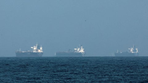 ஈரானின் கட்டுப்பாட்டில் உள்ள ஹார்முஸ் ஜலசந்தியை தவிர்த்து புதிய வழியில் கடந்து வந்த 4 சரக்குக் கப்பல்கள்