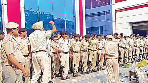 சட்டப்பேரவைத் தேர்தல் பாதுகாப்புப் பணிக்காக 2-ம் கட்டமாக ராஜஸ்தானில் இருந்து சேலம் ஜங்ஷன் ரயில் நிலையத்துக்கு நேற்று வந்த துணை ராணுவப் படையினர்.