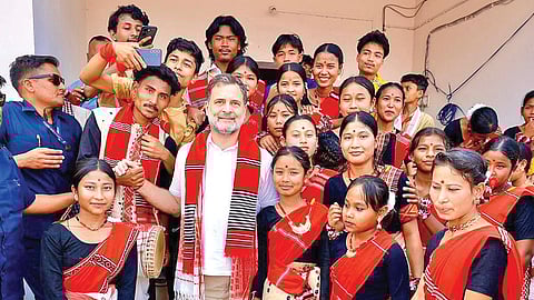 அசாம் மாநிலத்தில் நேற்று தேர்தல் பிரச்சாரத்துக்காக வந்த மக்களவை எதிர்க்கட்சி தலைவர் ராகுல் காந்தி, கோலாகாட் பகுதியில் தனக்கு வரவேற்பு அளித்த பழங்குடியினருடன் கலந்துரையாடினார்.