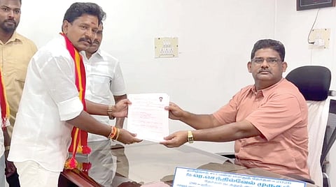 ஸ்ரீவைகுண்டம் தொகுதி தேர்தல் நடத்தும் அதிகாரியிடம் வேட்பு மனுதாக்கல் செய்த தவெக வேட்பாளர் அன்னை&nbsp;வி.ஜி.சரவணன்.