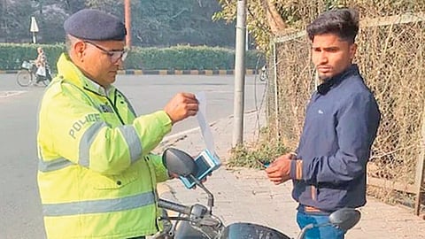 ஹரி​யானாவில் தலைக்​கவசம்​ அணி​யாத 19,603 வாகன ஓட்டிகள்​: மார்ச்​ மாதம்​ மட்டும்​ ரூ.1.9 கோடி வசூலித்​த காவலர்!