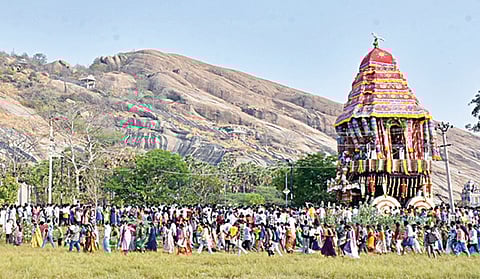 திருப்பரங்குன்றம் சுப்பிரமணிய சுவாமி கோயில் பங்குனித் தேரோட்டம் நேற்று கோலாலகமாக நடைபெற்றது. மலையை சுற்றி வந்த தேரை ஆயிரக்கணக்கான பக்தர்கள் அரோகரா முழக்கத்துடன் வடம் பிடித்து இழுத்தனர். | படங்கள்: நா.தங்கரத்தினம் |