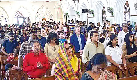 ஈஸ்டர் திருநாளை முன்னிட்டு, சென்னை சாந்தோம் தேவாலயத்தில் நேற்று நடைபெற்ற சிறப்பு பிரார்த்தனையில் பங்கேற்ற கிறிஸ்தவர்கள். | படம்: எஸ்.சத்தியசீலன் |