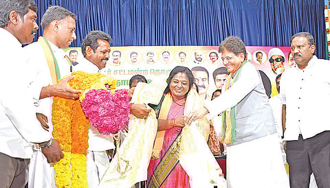 மயிலாப்பூர் தொகுதியில் பாஜக செயல்வீரர்கள் கூட்டம் மற்றும் வேட்பாளர் அறிமுக கூட்டம் நேற்று நடைபெற்றது. இதில் பாஜக வேட்பாளர் தமிழிசை சவுந்தரராஜனுக்கு   மத்திய அமைச்சர் பியூஸ் கோயல் சால்வை அணிவித்து வாழ்த்து தெரிவித்தார். கூட்டணி கட்சிகளின் நிர்வாகிகள் பங்கேற்றனர். | படம்: எல். சீனிவாசன் |