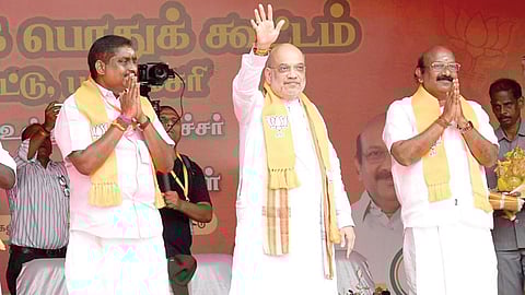 புதுச்சேரி மண்ணாடிப்பட்டு பகுதியில் நடந்த என்டிஏ பிரச்சார கூட்டத்தில் பங்கேற்ற மத்திய அமைச்சர்கள் அமித் ஷா, மன்சுக் மாண்டவியா, புதுச்சேரி உள்துறை அமைச்சர் நமச்சிவாயம், மாநில பாஜக தலைவர் வி.பி ராமலிங்கம் உள்ளிட்டோர். படம்: எம்.சாம்ராஜ்