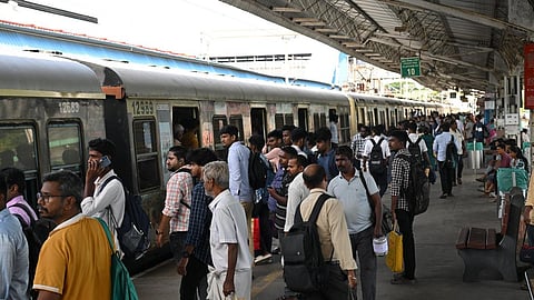 எழும்பூரில் மறுசீரமைப்பு பணிகள் நடைபெறுவதால் கடற்கரை - செங்கல்பட்டு தடத்தில் 17 ரயில்கள் மாற்றம்