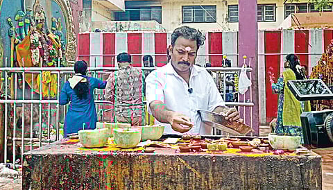 மதுரை தத்தனேரி சுடுகாட்டு காளி கோயிலில் சிறப்பு பூஜை செய்த சுயேச்சை வேட்பாளர் சங்கரபாண்டி.