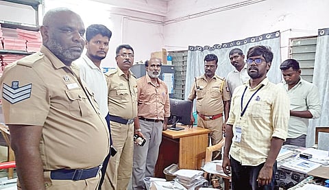 சாயல்குடி அருகே  பறிமுதலான நகைகள் முதுகுளத்தூர் துணை வட்டாட்சியர் ராஜ்குமாரிடம் ஒப்படைக்கப்பட்டன.