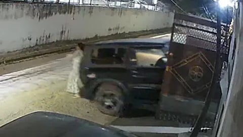 பார்க்​கிங்​ செய்​ய முயன்​ற பேரனுக்கு உதவிய பாட்​டி ‘ஹேண்ட் ​பிரேக்​’ போ​டாத​தால்​ கார்​ மோதி உயிரிழப்பு