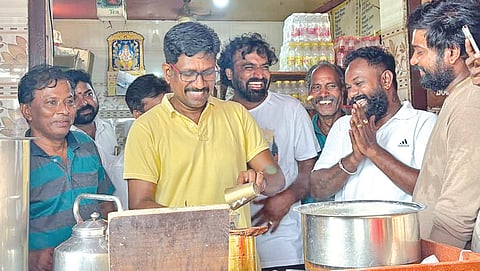 தேநீர் தயாரிப்பில் ஈடுபட்ட தவெக வேட்பாளர் ஜி.பாலமுருகன்.