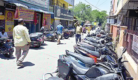 சென்னை வடபழனி முருகன் கோயிலை சுற்றியுள்ள பகுதி சாலையை ஆக்கிரமித்து வாகனங்கள் நிறுத்தப்படுவதால் பக்தர்கள் சிரமத்துக்கு ஆளாகின்றனர். | படம்: எஸ்.சத்தியசீலன் |