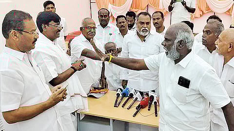 மேலூரில் காங்கிரஸ் வேட்பாளர் பெ.விஸ்வநாதனுக்கு கடும் எதிர்ப்பு தெரிவித்து வாக்குவாதம் செய்த உள்ளூர் நிர்வாகிகள்.