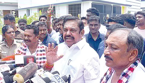 எடப்பாடி சட்டப்பேரவை தொகுதியில் போட்டியிட வேட்புமனு தாக்கல் செய்த பின்னர் செய்தியாளர்களுக்கு பேட்டியளித்த அதிமுக பொதுச்செயலாளர் பழனிசாமி. | படம் : எஸ்.குரு பிரசாத் |