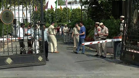 டெல்லி பேரவை வாயில் தடுப்பை உடைத்து காரில் புகுந்தவரால் பரபரப்பு