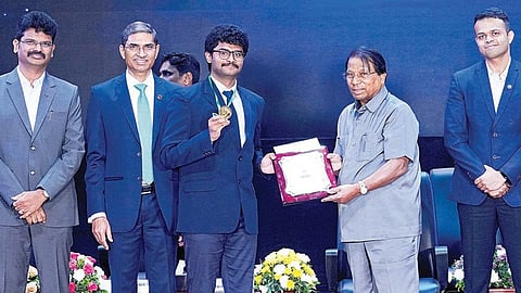 விஐடி சென்னையில் நடந்த பல்கலைக்கழக தின விழாவில் வேந்தர் கோ.விசுவநாதன் சிறந்த மாணவருக்கு சான்றிதழ் வழங்கினார். உடன், விஐடி துணைத் தலைவர் ஜி.வி.செல்வம், இந்தியன் வங்கி தலைமை செயல் அதிகாரி பினோத் குமார், மேஜர் வைபவ் சவுராசியா, துணைவேந்தர் தியாகராஜன், இயக்குநர் சத்தியநாராயணன், கூடுதல் பதிவாளர் மனோகரன்.