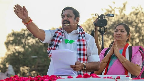 ஏற்காடு தொகுதியில் போட்டியிடும் அதிமுக வேட்பாளர் உஷாராணியை ஆதரித்து வாழப்பாடியில் பிரச்சாரத்தில் ஈடுபட்ட பழனிசாமி. 