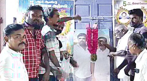 சாத்தான்குளத்தில்  ஜெயராஜ், பென்னிக்ஸ் படத்துக்கு பொதுமக்கள் மாலை அணிவித்து மரியாதை செலுத்தினர்.